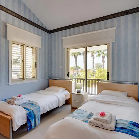 Beachfront Carpe Diem Villa Dromolaxia