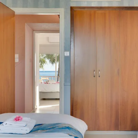 Beachfront Carpe Diem Villa Dromolaxia