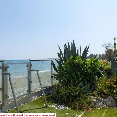 Beachfront Carpe Diem Villa *