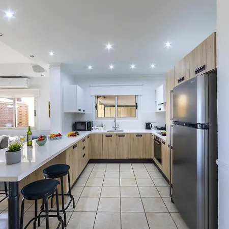 Beachfront Carpe Diem Dhromolaxia